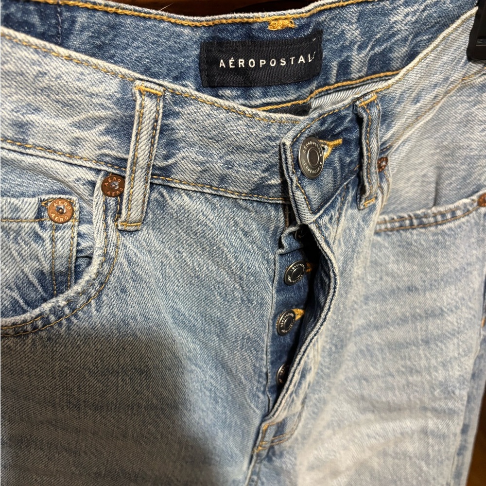 Light Wash Ripped Women’s Jeans - Classic Distressed Style - Picture 3 of 3